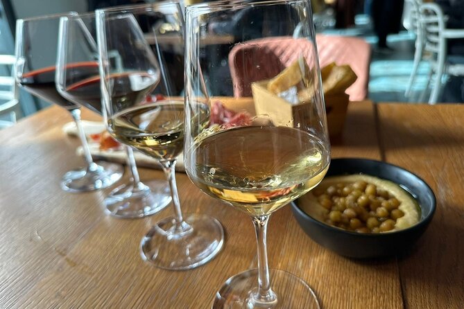 2 Hours Wine Tasting in Dubrovnik Old Town - The first glasses: two Croatian white wines