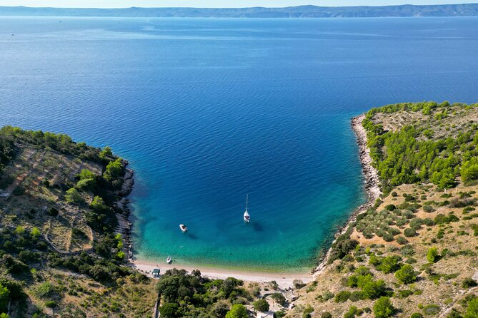 3 Islands Speedboat Tour: Golden Horn, Blue Lagoon & Jelsa Town - Leaving Makarska by speedboat