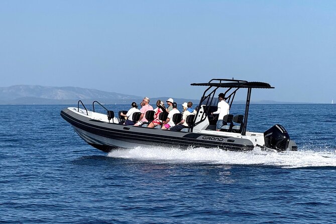 3 Islands Speedboat Tour: Golden Horn, Blue Lagoon & Jelsa Town - Group size, pickup, and the day’s practical rhythm