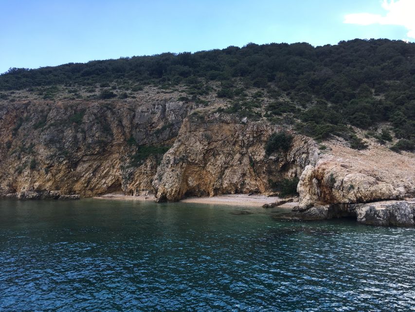 5h Plavnik Island: Swim & Snorkel with Capt. Bobo (Public) - Swimming through the rocks and visiting Love Cave