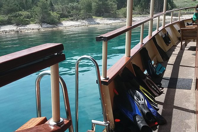 All Inclusive Brac and Solta islands swimming cruise - Meeting the Polaris at Split port