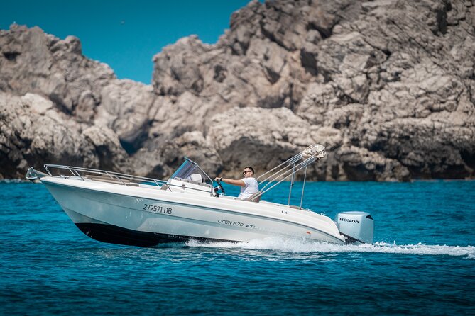 BLUE CAVE & ELAPHITI ISLANDS 4 HOURS ALL INCLUSIVE boat tour - The skipper and the feel of the day