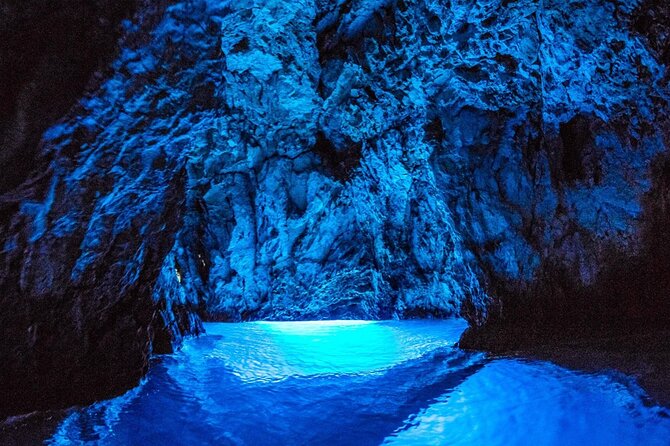 Blue cave group tour with swimming and snorkelling from Hvar - Budikovac Blue Lagoon starts the swimming day
