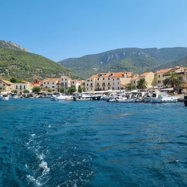 Blue Cave & Island Treasures: Komiža & 5 Gems Boat Tour - Stiniva Cove, cliffs and a short swim