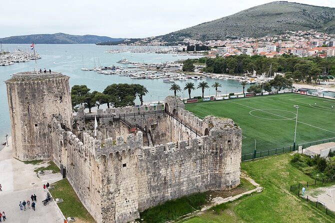 Blue Lagoon Tour from Split with Bottled Water and Wine Included - Guides, music, photos, and the group mood