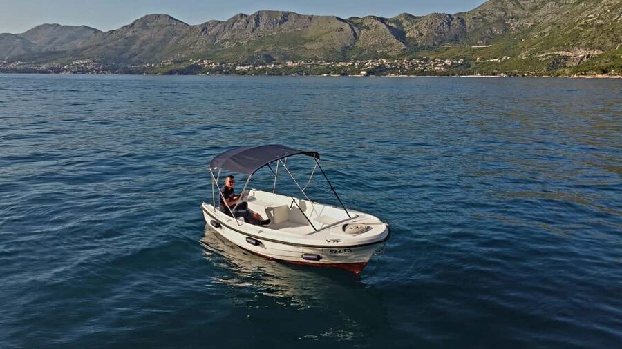 Cavtat: Boat Rental - Setting out from Tiha Bay with a 5HP engine