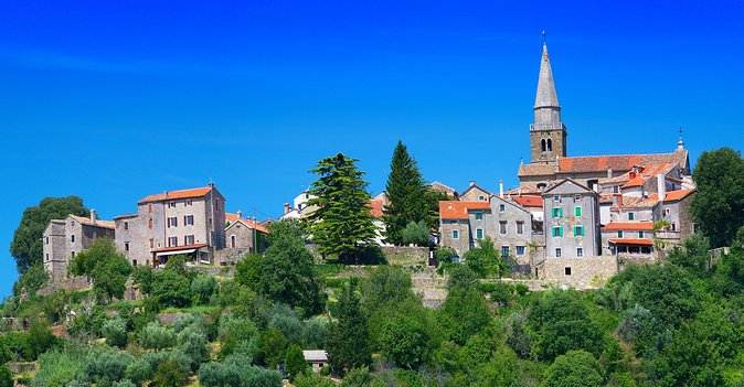 Day trip to Rovinj and Pula with lunch from Poreč - A family lunch in inland Istria