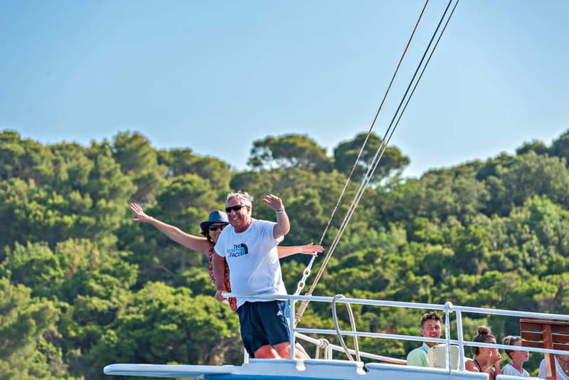 Dubrovnik: Elaphite Islands Cruise with Lunch and Drinks - Guides, music, and the feel on board