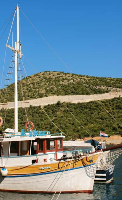 Dubrovnik: Full-Day Blue Cave & Elaphiti Islands Boat Tour - Finding the boat at Lapadska Obala Pier