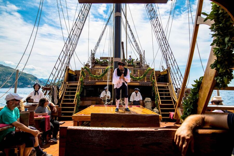 Dubrovnik: Galleon Sunset Cruise with a Live Guide & Drink - Food, drinks, and the evening budget