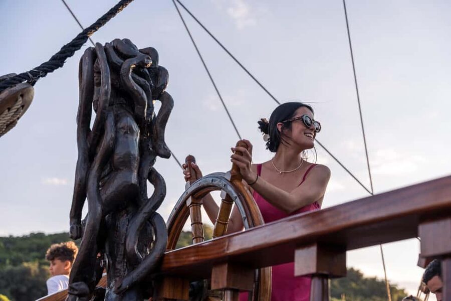 Dubrovnik: Galleon Sunset Cruise with a Live Guide & Drink - Why families tend to enjoy the 90-minute format