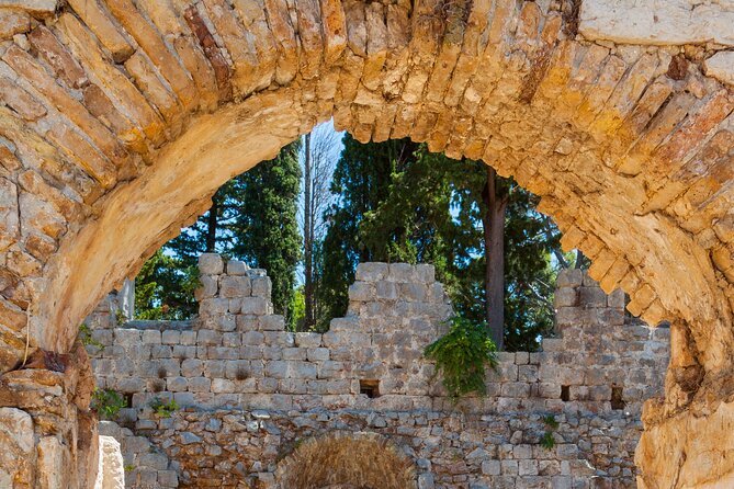 Dubrovnik Game of Thrones Boat Tour - Taking your Iron Throne photograph