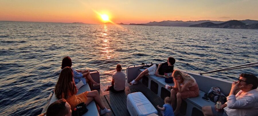 Dubrovnik: Golden Hour Sunset Cruise - Small group comfort and boat conditions