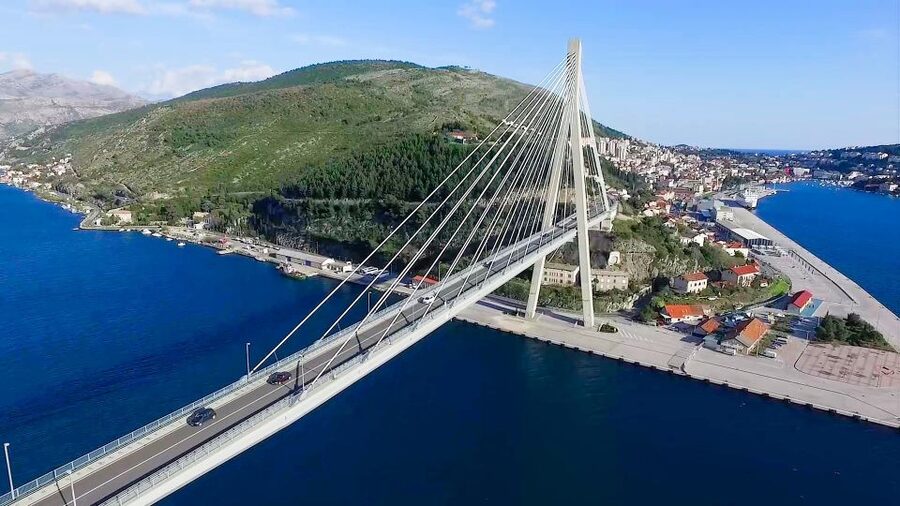 Dubrovnik: Guided Sightseeing Tour by Minivan - Small groups, private departures, and the guide experience