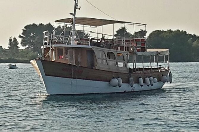 Dubrovnik Islands Boat Tour with Lunch and Unlimited Drinks - Grilled lunch, served on the boat