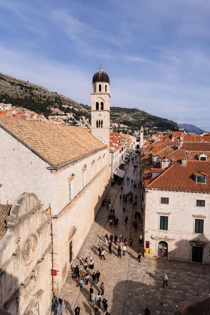 Dubrovnik Old Town: Night tour with History, Wine & Bites - Onofrio’s Fountain and daily life in the Old Town