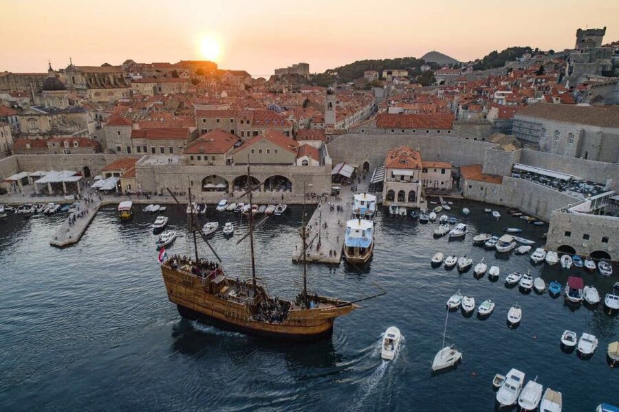 Dubrovnik: Panoramic Sunset Cruise on Karaka Ship - Small details that improve the evening