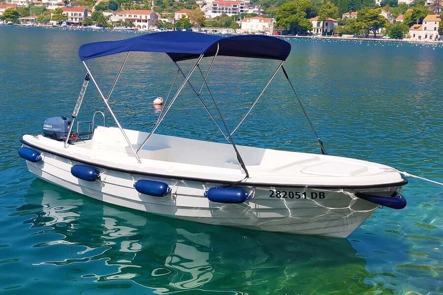 Dubrovnik: Rent a fun and easy to use boat without license - Taking the helm for the first time