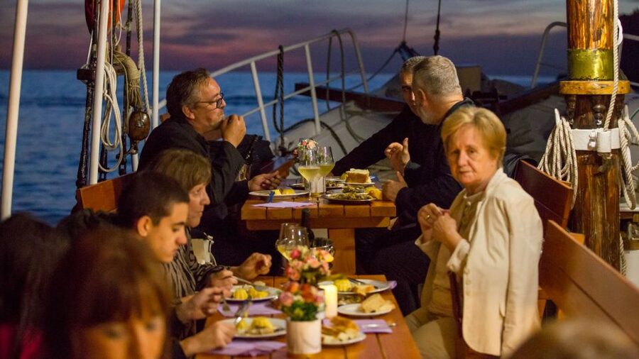 Dubrovnik: Sunset Dinner Cruise around the Old Town - Practical tips for a better evening