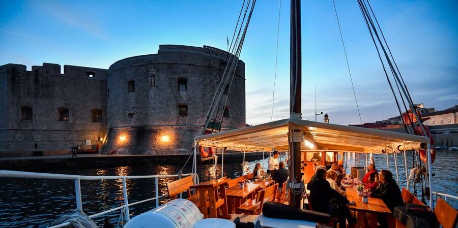Dubrovnik: Sunset Dinner Cruise around the Old Town - Group size and the feel aboard Slavija
