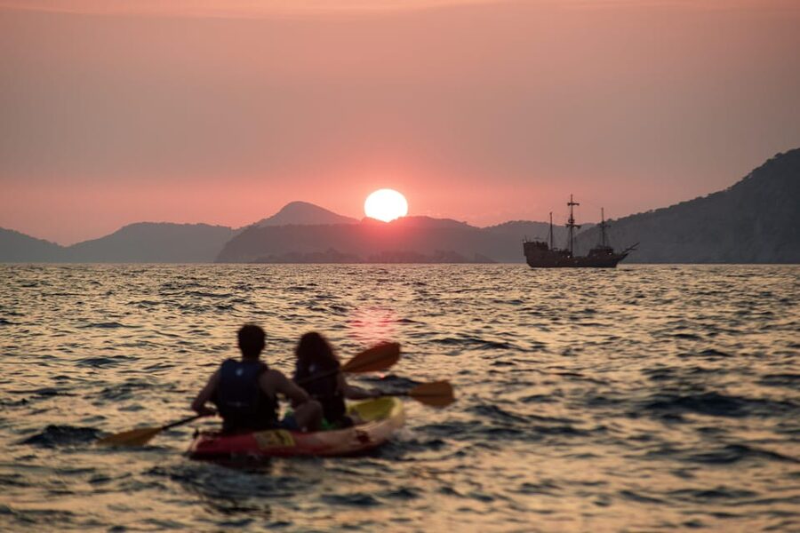 Dubrovnik: Sunset Kayaking and Snorkeling Tour - The city walls look different on the return