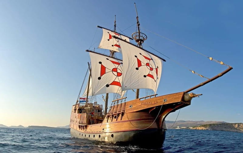 Dubrovnik walking tour and cruise on Karaka ship - Approaching the old walls by ship