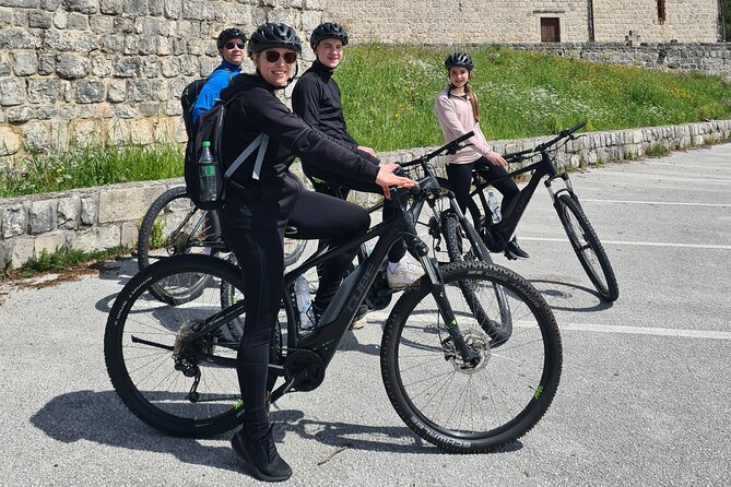 E-Bike Tour + Gourmet Lunch + Wine Tasting (Small Group) - A three-course lunch beside the river