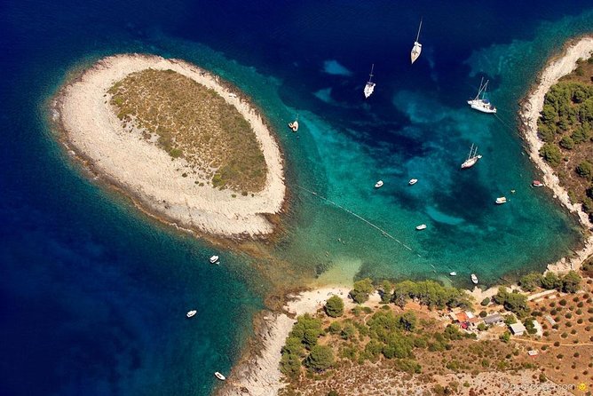 Exclusive Private Tour: Red Rocks & Pakleni Islands - What the private skipper adds