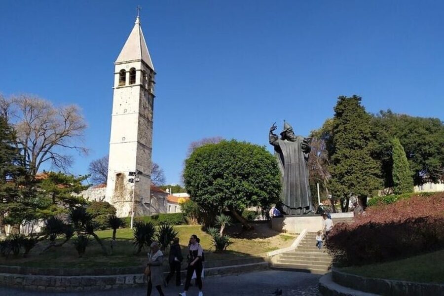 Experience Split History Walking Tour With Local Historian - Peristil reveals the palace’s imperial center