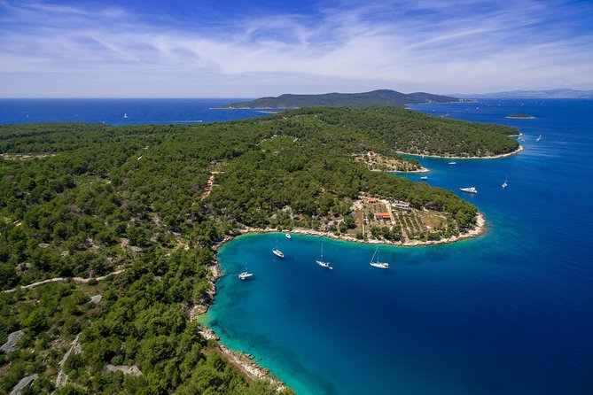 Explore west side of island Brač with Pasara boat - Traditional Dalmatian boat - What the boat feels like for first-time drivers