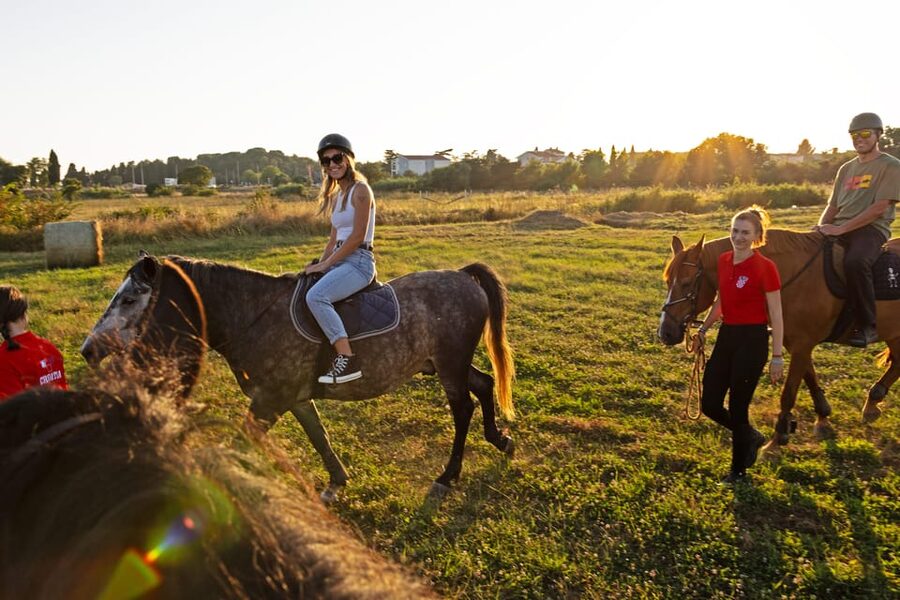 Fazana: Sunset 1-hour Horse Riding in Nature with Guide - The meadow makes the prettiest riding stop