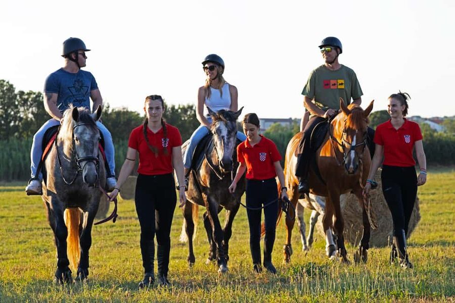 Fazana: Sunset 1-hour Horse Riding in Nature with Guide - Finishing with horse photos at the farm