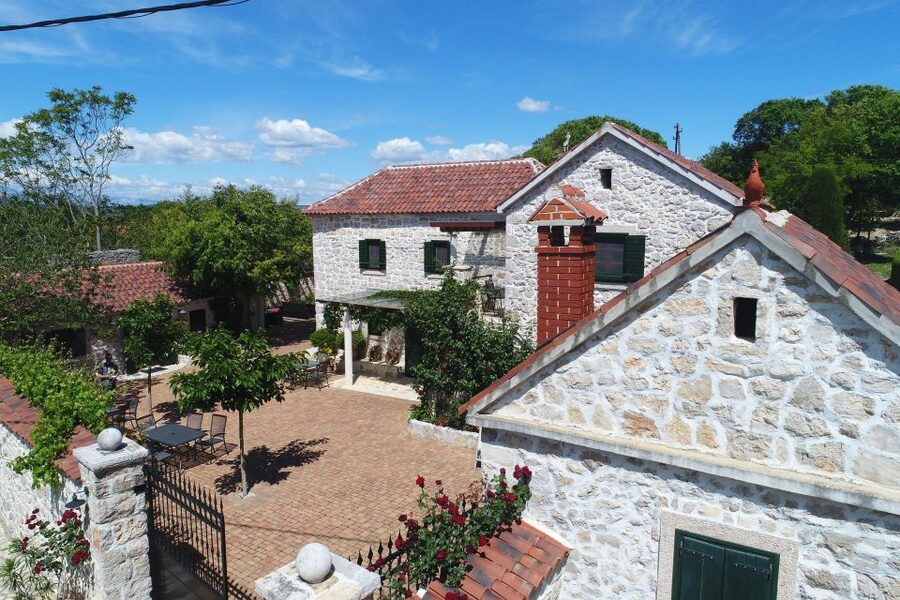 From Biograd: Wine and Olive Oil Tasting in Ražnjevića Dvori - Why Ražnjevića Dvori makes a good change from the coast