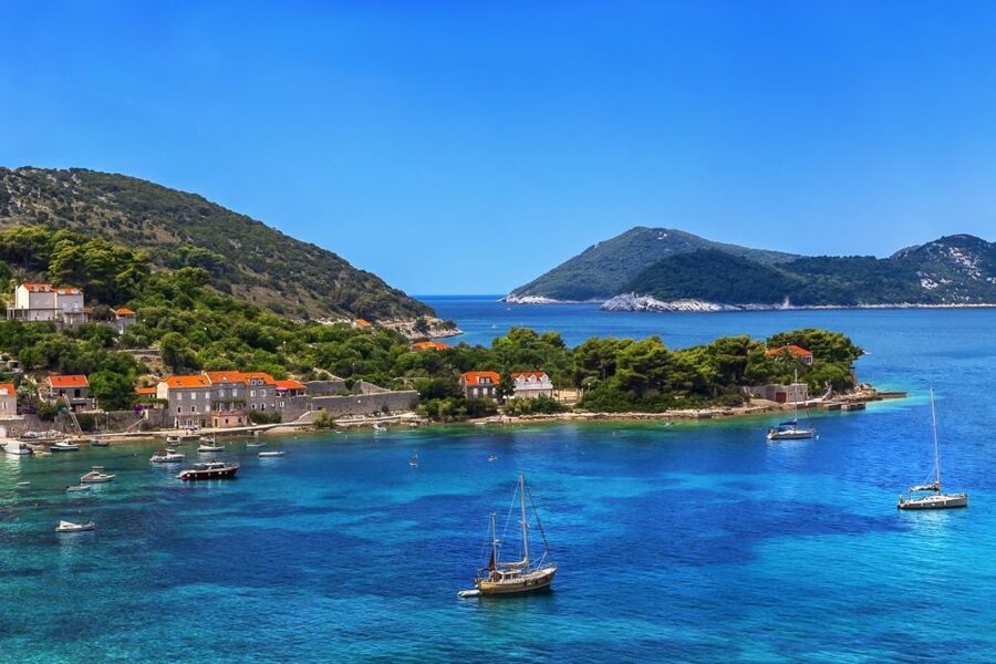 From Dubrovnik: Elaphite Islands Day Trip with Lunch - What the crew adds to the day