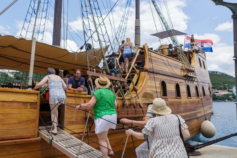 From Dubrovnik: Elaphiti Islands Galleon Cruise with Lunch - Lunch aboard the Galleon Tirena