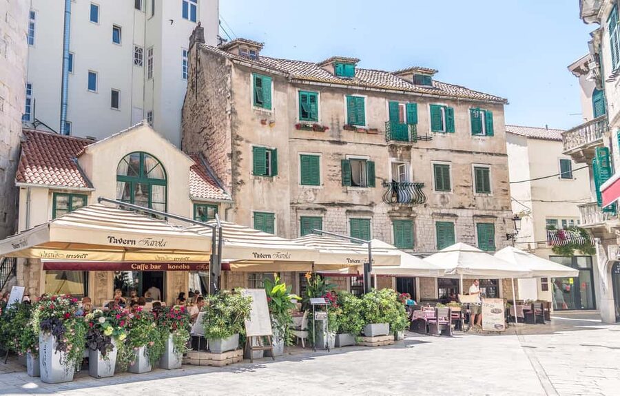 From Makarska : Split City Guided Tour & Free Time - What the small minivan changes