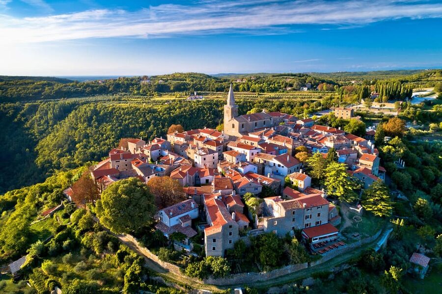 From Pula/Medulin: Istria Tour + Poreč, Motovun and Groznjan - Motovun above the Istrian countryside