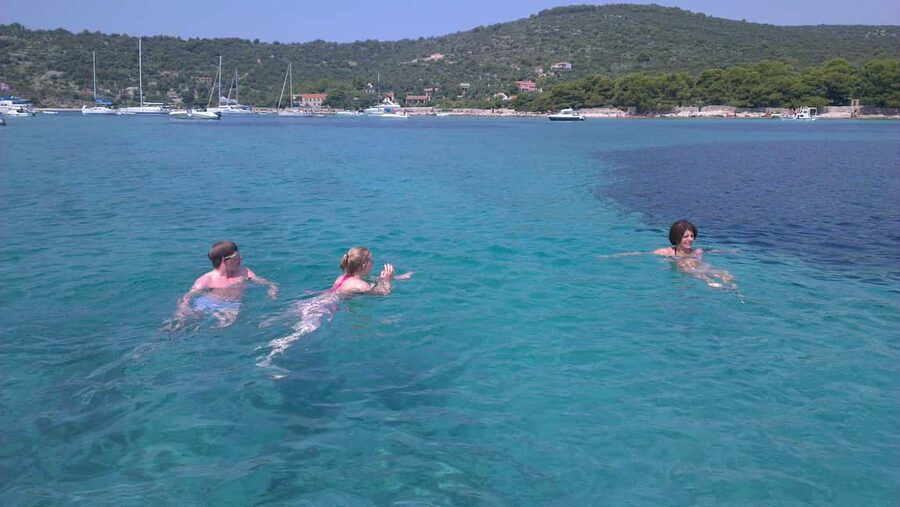 From Split: 5 Islands and Blue Cave Boat Tour - Lunch near the Pakleni Islands