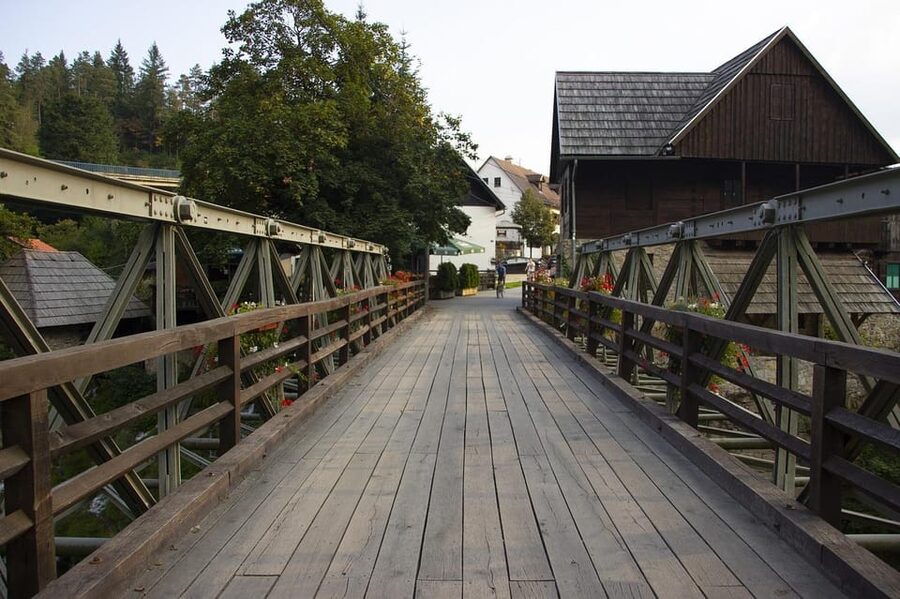 From Zagreb to Plitvice Lakes and Rastoke - Private day tour - The road from Zagreb to Karlovac County
