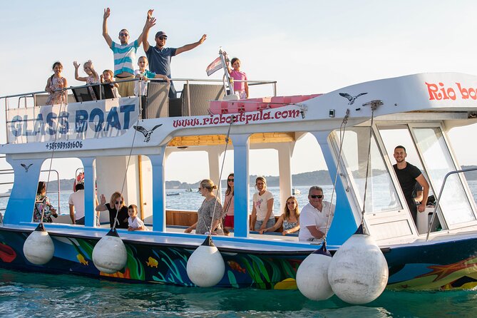 Glass boat tour Fažana with swimming stop - What the guiding and service feel like