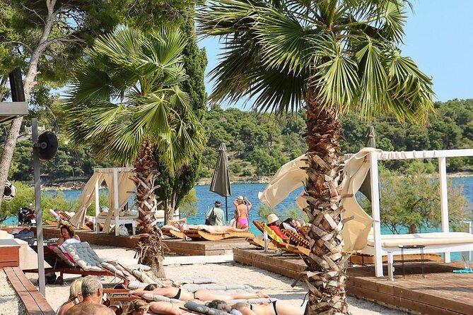 Hvar, Brač & Pakleni islands cruise with lunch & drinks from Split & Trogir - Crew service and the human side of the day