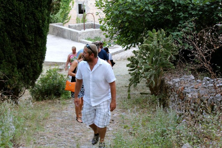 Hvar Hidden Gems Tour with Lunch or Dinner - Sitting down to a Dalmatian peka meal