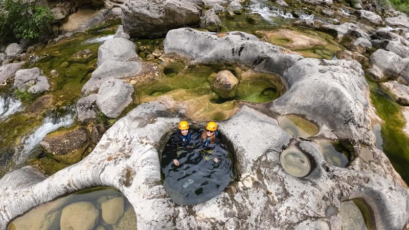 Iz Omisa/Zadvarija: Extremni Canyoning na rijeci Cetini - Getting fitted for the Cetina canyon