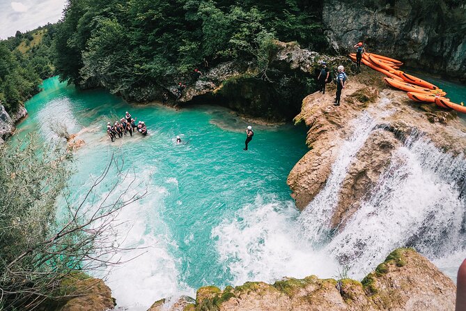 Kayaking Mrežnica river - Milkovića slap and the choice to jump