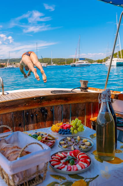 Korčula: Sail Away - tour with traditional craftmanship boat - What the food and drinks add to the day