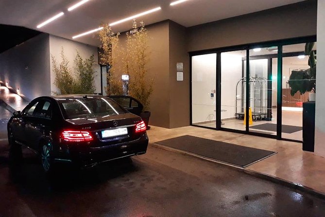 Luxury private transfer: Dubrovnik to Dubrovnik airport - Mercedes comfort for up to seven people