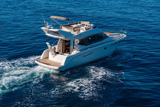 Luxury sunset cruise in Dubrovnik - Crew service is part of the experience