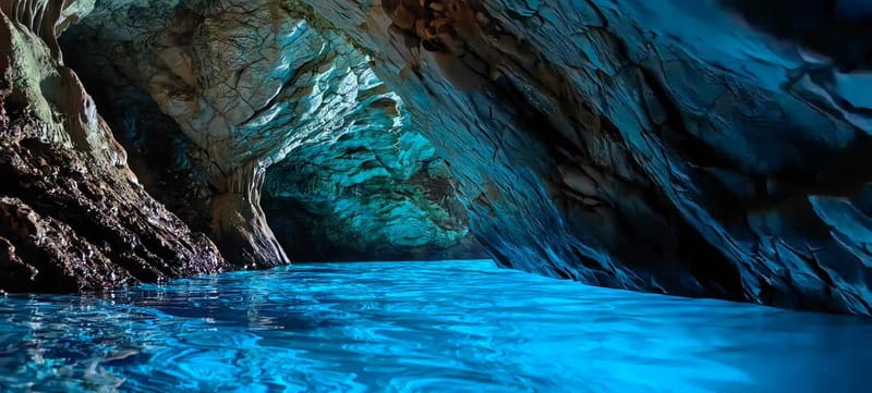 Makarska: 3-island Speedboat Cave & Blue Lagoon Tour - Swimming into Little Blue Cave on Hvar