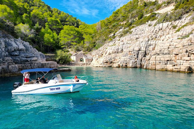 Makarska: 3-Island Speedboat Tour with Cave and Blue Lagoon - A secluded Brač bay to finish the route