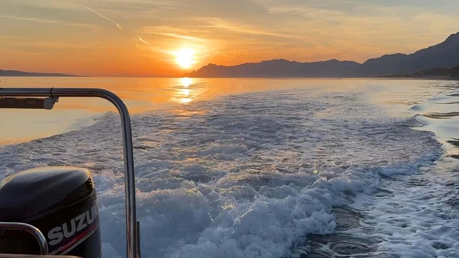 Makarska: Speedboat Sunset Tour to hidden bay on island Brač - Leaving Makarska harbor for the 20-minute ride